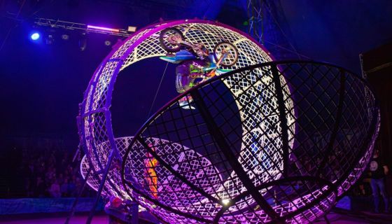 Цирк-шапито «Арена-Ягуар». Шоу «Летучий корабль»